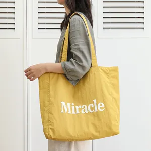 Bolso tote de nailon amarillo con estampado Miracle y gran capacidad para el día a día
