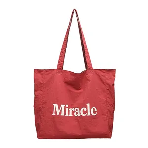 Bolso tote de nailon rojo estilo japonés con estampado Miracle y forro de cuadros