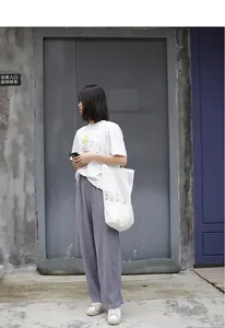 Bolso de malla y lona blanca mostrado en un ambiente casual de estilo urbano callejero