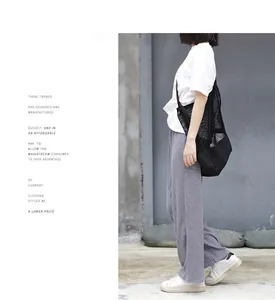 Vista de estilo de un bolso de hombro de malla negra llevado por una modelo urbana.