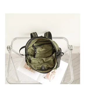 Vista detallada del interior espacioso de una mochila casual de nylon verde