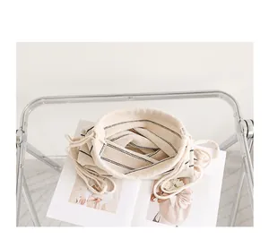 Draufsicht auf gestreifte gestrickte Baumwolltasche mit Kordelzug auf Magazin-Hintergrund