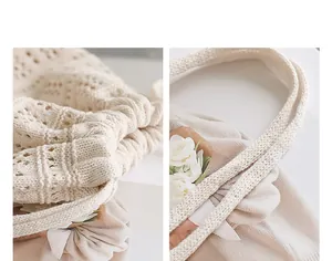 Primer plano de bolso de algodón tejido beige con intrincada textura calada