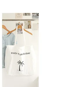 Detailansicht einer weißen Nylontasche mit Aufdruck, die an einem Kleiderbügel hängt.