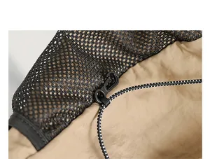 Toma macro detallada del bolsillo de malla negra y el cordón elástico en una mochila de nailon
