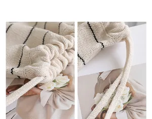 Detailansicht eines weichen, gestrickten Baumwollrucksacks mit Kordelzug und Streifen