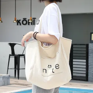 Bolso tote informal de lona beige con diseño de nota sonriente para mujer.
