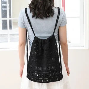 Mochila de algodón a ganchillo negra con cordón y elegante diseño hueco minimalista para mujer