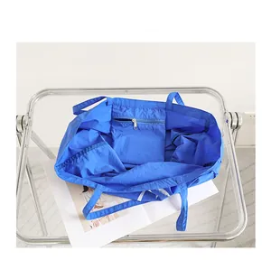 Detailansicht der Innenseite einer blauen Nylontasche mit funktioneller Reißverschlusstasche.