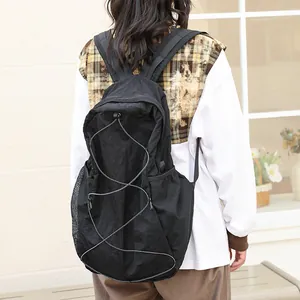Mochila minimalista de nailon negro con bolsillos laterales de malla y cordón elástico