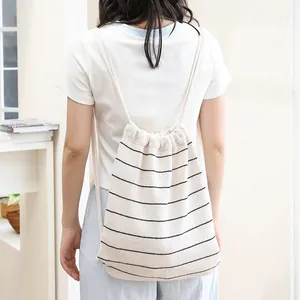 Stilvoller gestreifter Strickrucksack mit Kordelzug in den Farben Creme und Schwarz