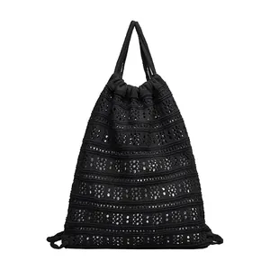 Mochila de algodón negro tejida a ganchillo con cordón y patrón calado