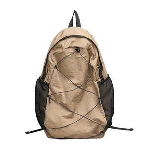 Mochila minimalista de nailon caqui con bolsillos de malla funcionales y diseño de cordón