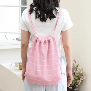 Stilvoller lässiger rosa gestrickter Kordelzug-Rucksack mit weißen Streifen für Damen