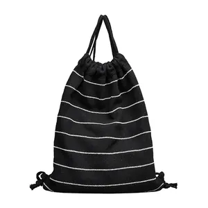 Minimalistischer schwarz-weiß gestreifter Strick-Rucksack mit Kordelzug aus Baumwolle