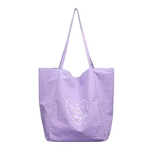 Bolso tote de nailon morado informal con corazón blanco y estampado Have a nice day