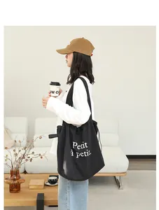Bolso tote casual negro de algodón y lino con cordón y estampado de letras Petit à petit