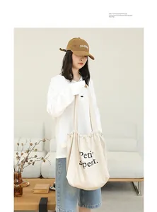 Detalle de bolso tote de algodón y lino con cordón e impreso Petit appétit