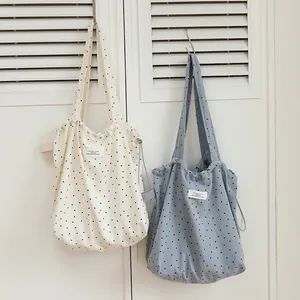 Bolso tote minimalista de lona con lunares y cordón en colores beige y azul claro