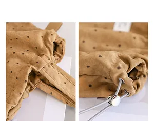 Detailansicht der Canvas-Tasche mit Polka-Dots, Kordelzug und Kordelstopper