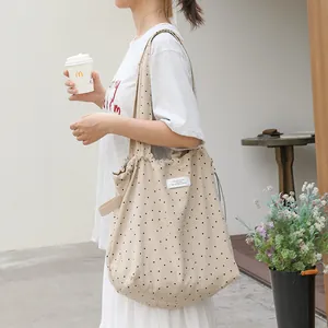 Bolso tote de lona beige con lunares y cierre de cordón de estilo japonés informal