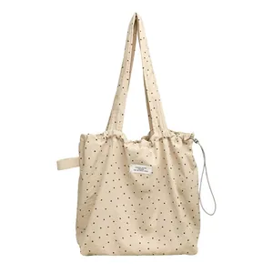 Bolso tote japonés minimalista de lona con cordón y lunares negros para mujer joven