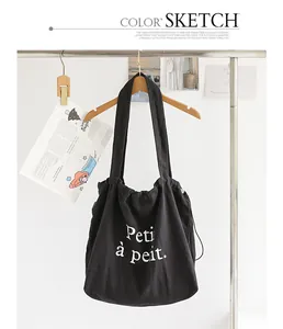 Bolso tote de algodón y lino negro con cordón y elegante estampado de letras