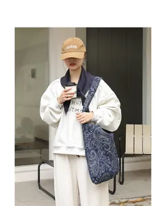 Détail d'un sac en toile de style japonais bleu avec des broderies blanches complexes