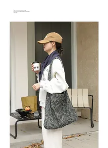 Photo lifestyle de femme portant un sac en toile brodé de style japonais avec motifs paisley