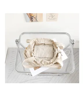 Detalle del bolso tote beige de algodón y lino con bolsillo interior con cremallera
