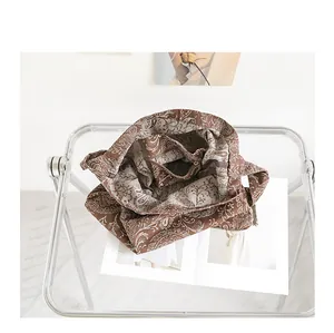 Détail de l'intérieur spacieux et de la broderie complexe d'un sac en toile marron