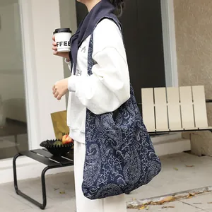 Sac à bandoulière en toile bleu marine style japonais avec broderie motif paisley