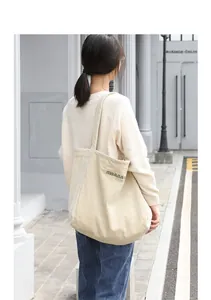 Bolso tote de pana beige de gran capacidad con bordado de letras verdes en exterior casual