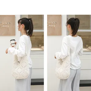 Handgemaakte gehaakte katoenen schoudertas in Japanse stijl gedragen door een model