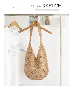 Detailweergave van een handgemaakte beige gehaakte schoudertas aan een houten kledinghanger