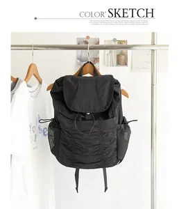 Mochila negra de estilo japonés con pliegues, cordón y bolsillos laterales de malla