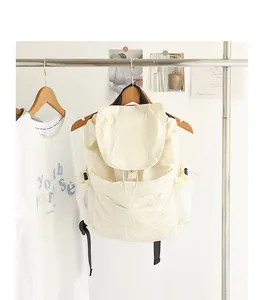 Mochila de nailon plisado blanco roto con solapa de cordón y bolsillos laterales de malla