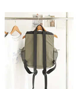 Vista trasera de mochila de nailon oliva con correas ajustables y bolsillos de red