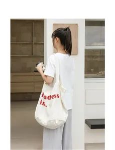 Vista detallada del bolso tote grande de lona lavada con estampado de letras rojas