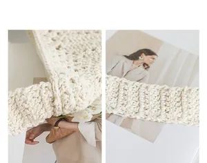 Detailopname van het handgemaakte haakpatroon van de beige katoenen strandtas voor dames.