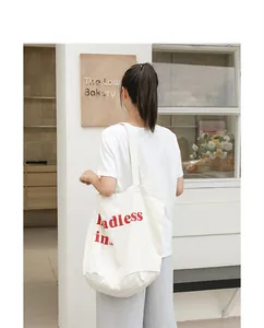 Bolso tote de lona blanca estilo coreano con un estampado de letras rojas chic