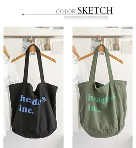 Vista detallada de los bolsos tote de lona tipo cubo negros y verdes con letras