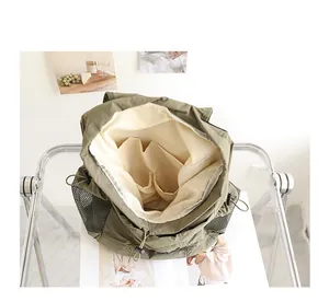 Vista de los compartimentos interiores del bolso de nylon verde oliva con cordón