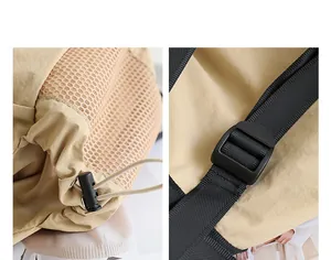 Detalle de la mochila de nailon caqui con bolsillo de malla y hebilla ajustable.