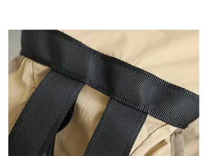 Detalle de cerca de las correas de nailon negro reforzadas en una mochila caqui