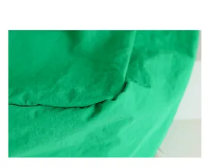 Detaillierte Makroansicht des hochwertigen grünen Nylongewebes und seiner faltigen Textur