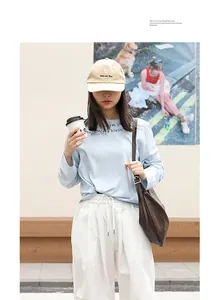 Fotografía de calle de un bolso de hombro de cuero PU marrón estilo japonés retro