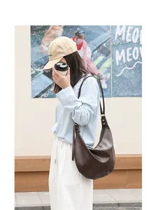 Vista detallada de un bolso de hombro vintage de piel PU marrón de moda estilo japonés.