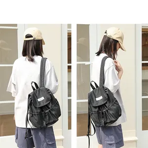 Vista trasera de una mochila vaquera retro casual con cordón y solapa elegante