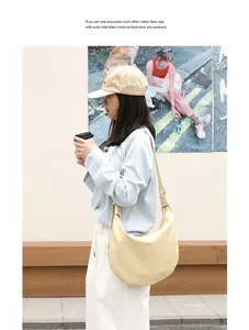 Elegante bolso hobo beige de cuero PU suave estilo japonés en un entorno urbano real
